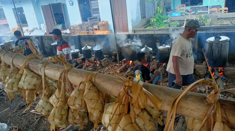Kenduri Ketupat, Warga Delanggu Adang Kupat Masal