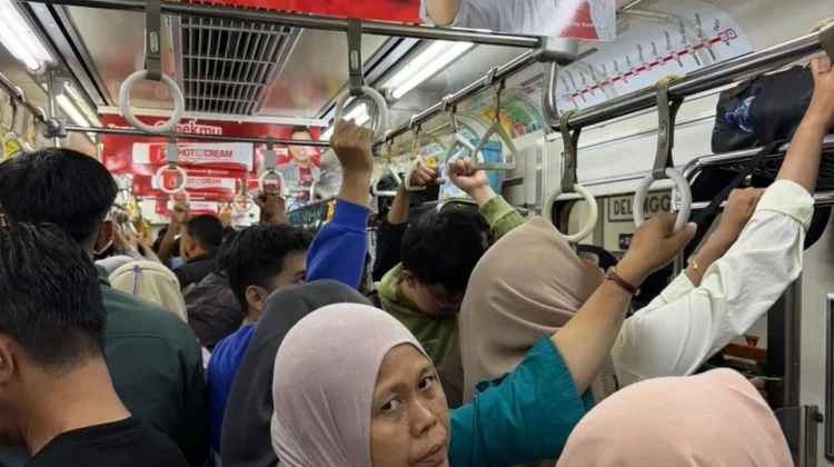 Lebaran Usai, Stasiun Ramai