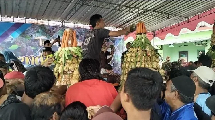 Desa Jimbung Klaten Gelar Kenduri Ketupat, Empat Gunungan Ketupat Jadi Rebutan