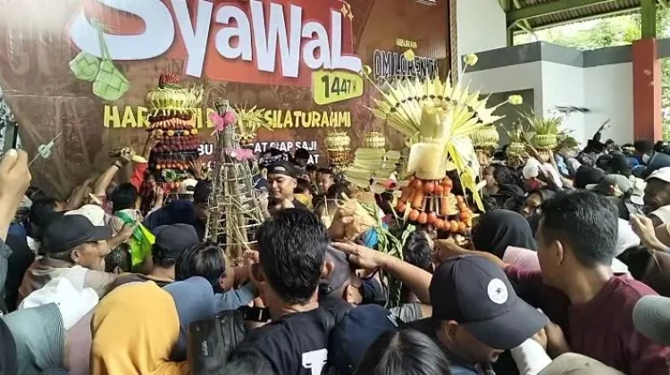 Grebeg Syawal Bukit Sidoguro Klaten, Ribuan Orang Berdesakan Berebut Kupat