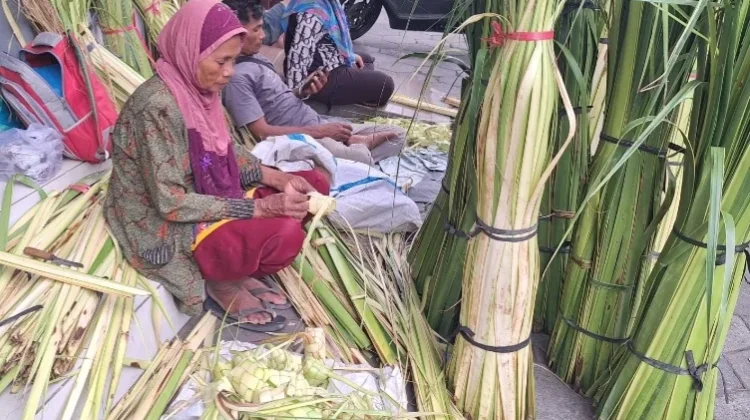 Syawalan Penjual Janur dan Selongsong Ketupat Menjamur di Kota Solo