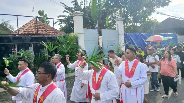 Rayakan Minggu Palma, Ribuan Umat Katolik Purbowardayan Solo Gelar Arak-arakan
