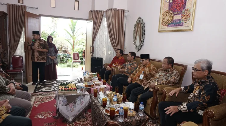 Momentum Idulfitri, Pimpinan UNS Bersilaturahmi ke Kediaman Rektor Terdahulu