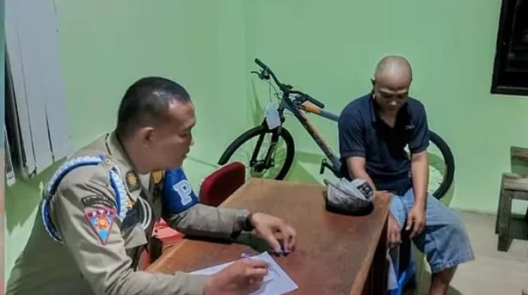 Satpol PP Kota Solo Tangkap Tangan Pembuang Sampah Sembarangan