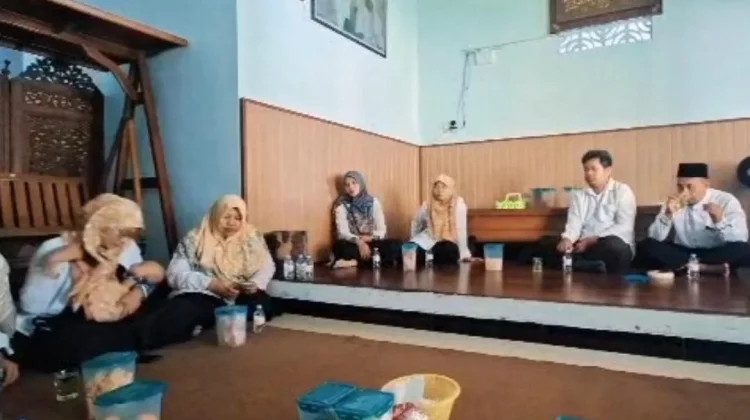 Halal Bihalal MI dan RA Salamah ke Pondok Pesantren