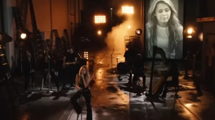 Miley Cyrus Rilis “Younger You” Kenang Perjalanan Hidup 20 Tahun Hannah Montana