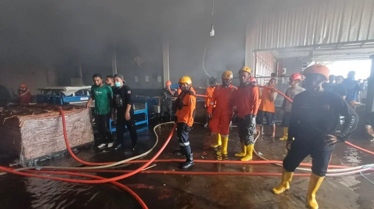 Pabrik Plywood di Popongan Terbakar, Damkar Karanganyar Kerahkan Tiga Unit Armada