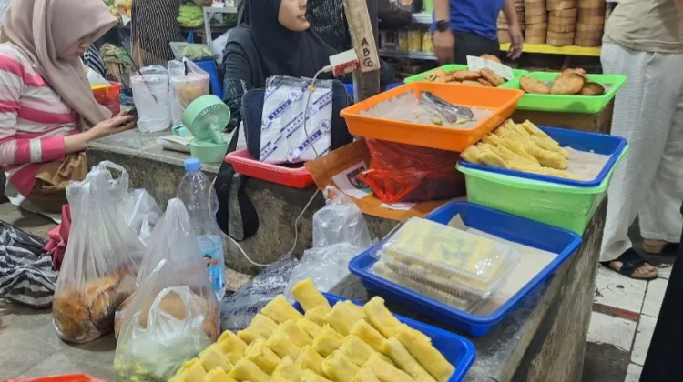 Sosis Solo - Pia pia Jadi Buruan Wisatawan di Pasar Gede pada  Libur  Paskah