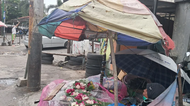 Penjual Bunga Tabur Inspirasi Perempuan Tangguh