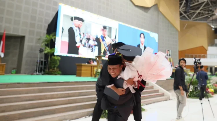 Momen Mengharukan Wisuda UMS, Putra Dekan FKIP Raih Cumlaude dan Lulus Aktivis