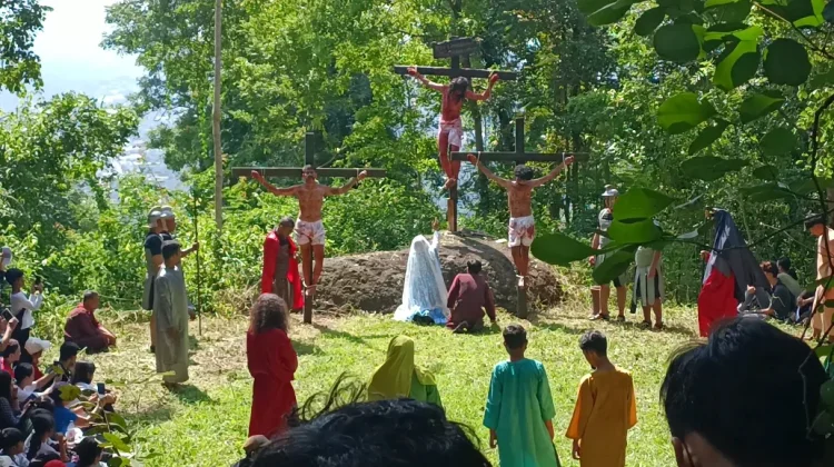 Ratusan Umat Hayati Jalan Salib di Gunung Gandul