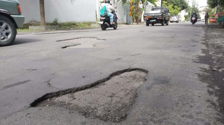 Wali Kota Solo Cek Jalan Berlubang Dengan Olahraga