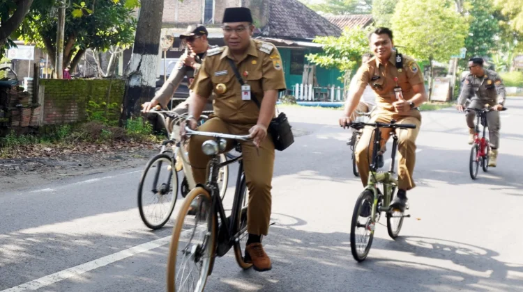 Bersepeda ke Kantor Pemda Terpadu, Bupati Sragen Awali Kampanye Hemat Energi