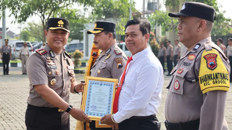 Kapolres Sukoharjo Pimpin Upacara Kenaikan Pangkat dan Pemberian Penghargaan
