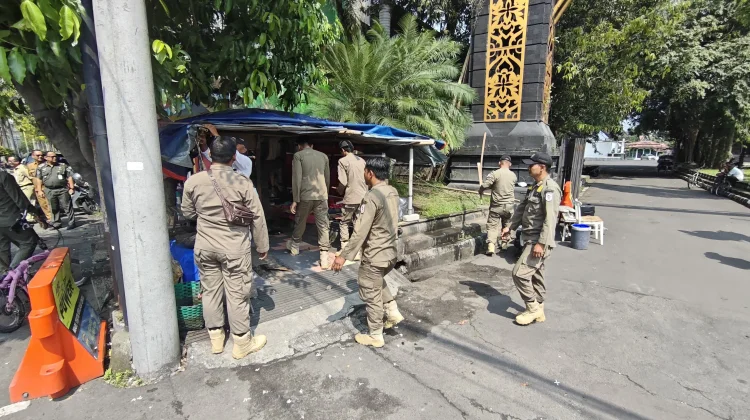 Disidak Bupati, Sejumlah Lapak PKL di Jalan Pemuda Klaten Diamankan Satpol PP
