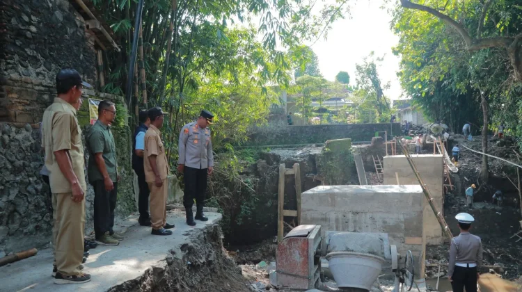 Putus Terdampak Bencana, Polres Klaten Bangun Jembatan Presisi Karangnongko