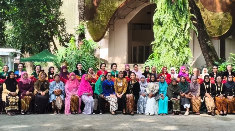 Komunitas Pecinta Kebaya Solo Gelar Pertemuan dan Aksi Sosial di Balekambang