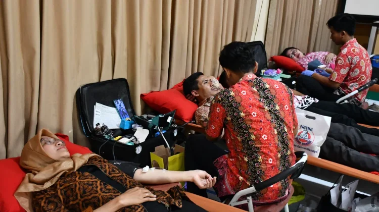 Bakti Sosial Donor Darah Warnai Peringatan HUT Bawaslu RI ke-18 di Karanganyar