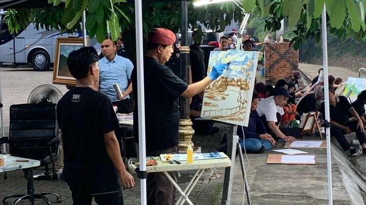 SBY Nikmati Kota Solo Dengan Melukis dari Pinggir Sungai Bengawan
