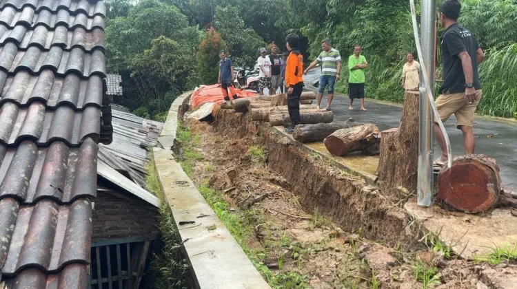Hujan Lebat, Talud di Desa Ngemplak Karangpandan Ambrol Timpa Dapur Warga