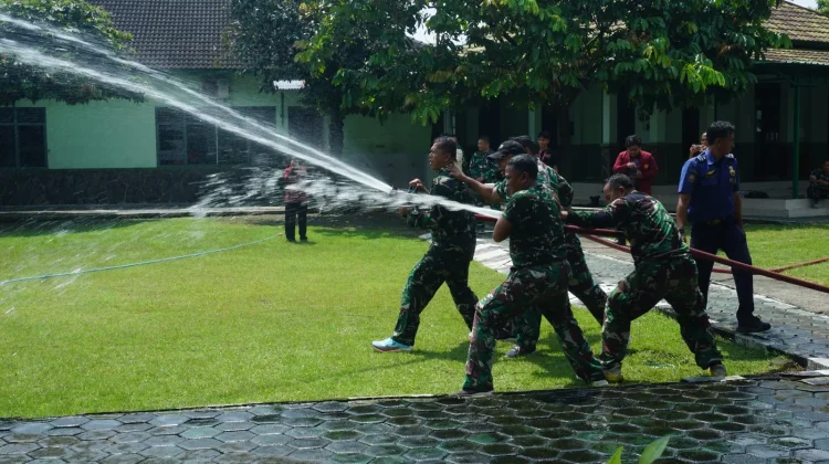 Kodim 0735 Surakarta Gelar Sosialisasi dan Simulasi Pemadaman Kebakaran