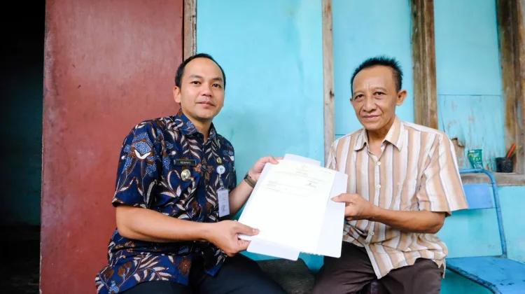 Wali Kota Surakarta Serahkan Sertifikat Program Proda Kepada Warga Jebres