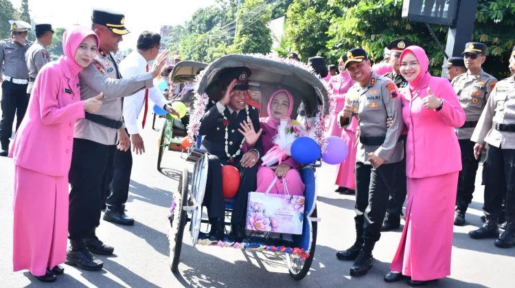 Tradisi Unik Polres Karanganyar, Lepas Anggota Purna Tugas Pakai Becak Kayuh