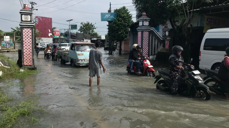 Banjir Rendam Jalan Raya Baki-Manang, Lalu Lintas Tersendat