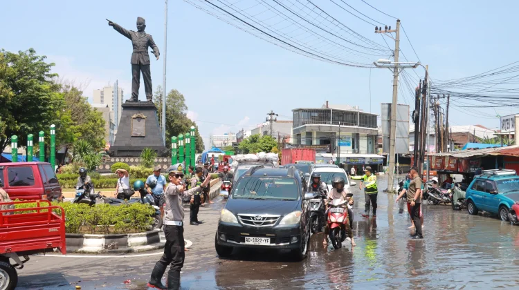 Banjir Rendam Soba, Lalin Sukoharjo–Solo Macet Parah, Polisi Berlakukan Contra Flow