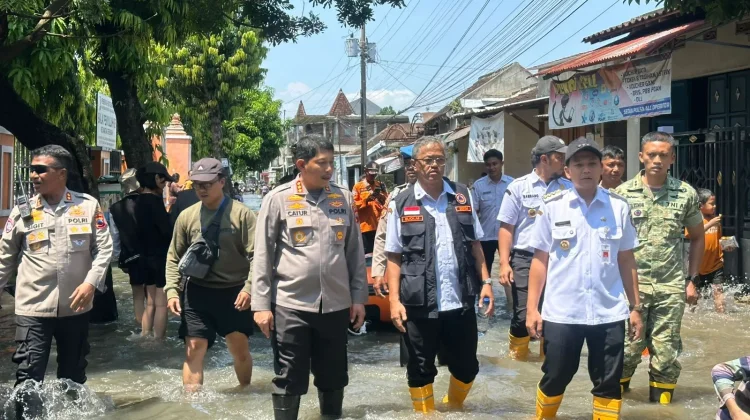 Polresta Surakarta Siagakan Pasukan dan Perahu Karet di Titik Banjir