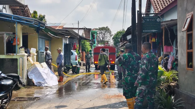 Banjir Surut, Warga Joyotakan Mulai Bersihkan Rumah