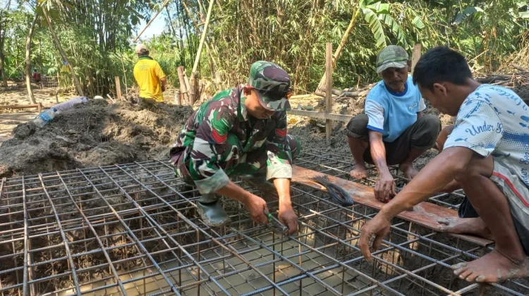 TNI bersama warga lakukan Anyaman Besi Jembatan Garuda