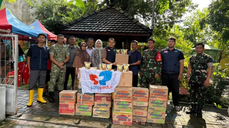 Tinjau Lokasi Banjir, Dandim 0735/ Surakarta Bantu Penyaluran Bantuan Sembako