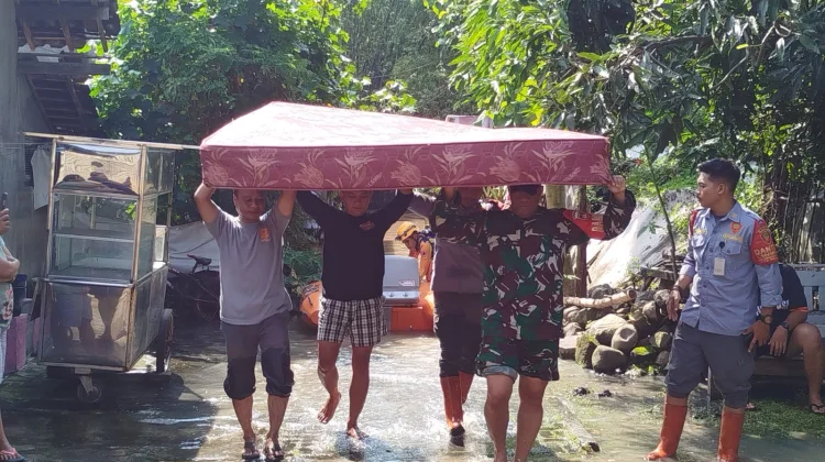Respon Cepat, Babinsa Koramil 04/Jebres, Bantu Evakuasi Korban Banjir