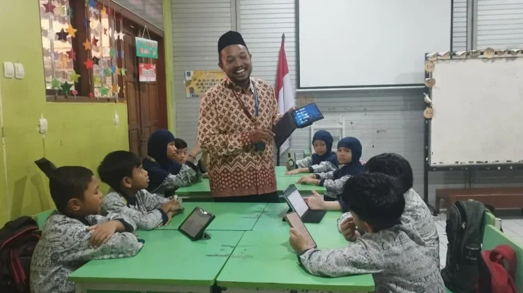 Guru SD Muhammadiyah 1 Solo Implementasikan AI untuk Pembelajaran Islam