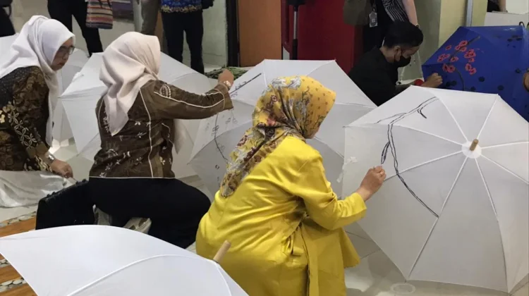 Ladies Program Kunjungi Sentra IKM Semanggi, Lukis di Payung