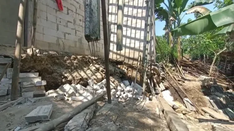 Longsor di Kalikobok, Pondasi Amblas 2 Rumah Warga Terancam Ambrol