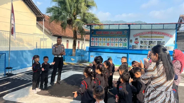 Datangi TK Kemala Bhayangkari 72 Wonogiri, Polisi Edukasi Lalu Lintas Sejak Dini