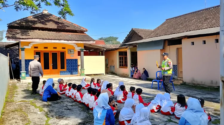 Siswa TK Pembina Slogohimo Antusias Mengenal Perlengkapan Tugas Kepolisian