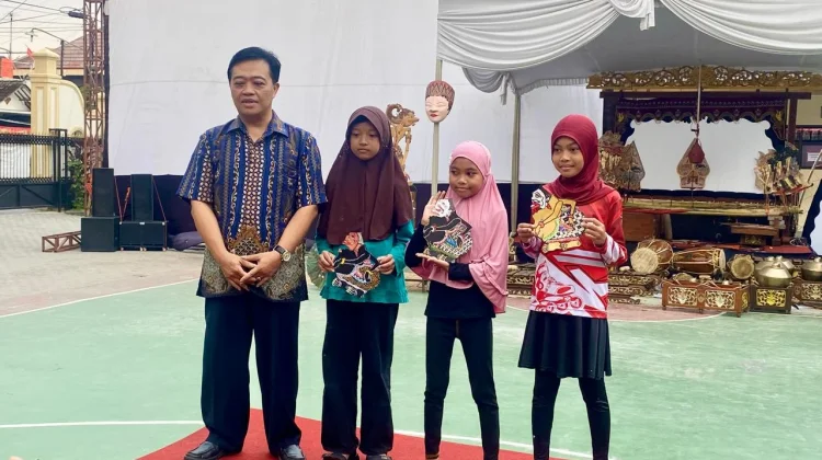 Puluhan Siswa Solo Adu Kreativitas Mewarnai Wayang di Jebres