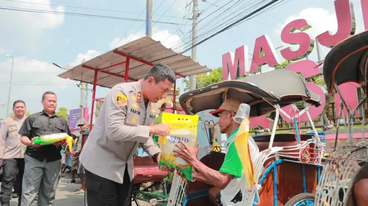 Ringankan Beban Warga, Polres Klaten Salurkan 1 Ton Beras