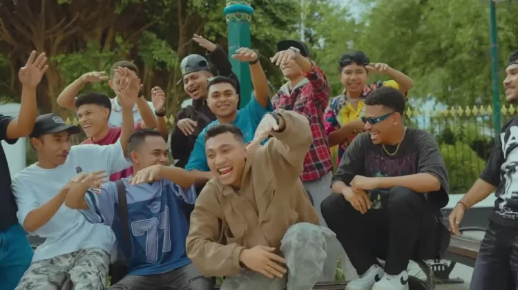 Lirik Ade Monika - Juan Reza Ft Emooz Kofit VGT Remco