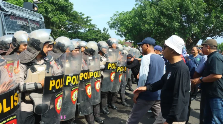 Latih Pengendalian Massa, Polres Karanganyar Simulasi Pengamanan Unjuk Rasa