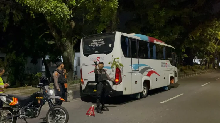 Cegah Laka Lantas, Tim Sparta Tangani Bus Mogok di Jalan Adi Sucipto