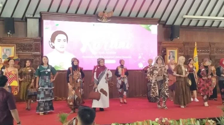 Kreatif, Lomba Fashion Show Hari Kartini di Klaten Manfaatkan Kain Perca Lurik