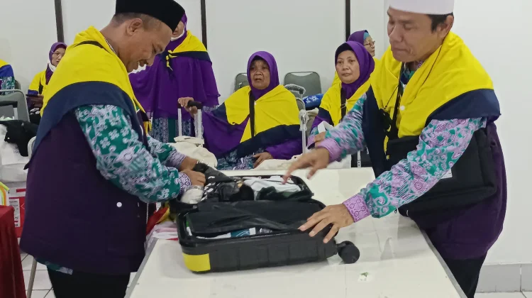 Mitigasi Barang Terlarang, PPIH Embarkasi Solo Cek Ribuan Koper Jemaah Calon Haji