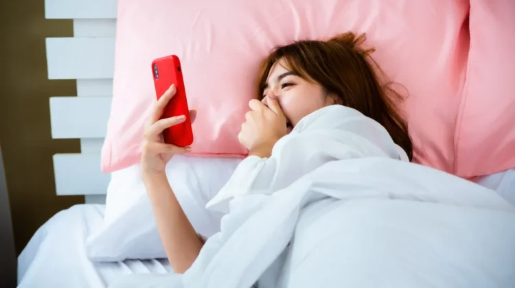 Paparan Blue Light dari Gadget Bisa Ganggu Tidur, Ini Penjelasannya