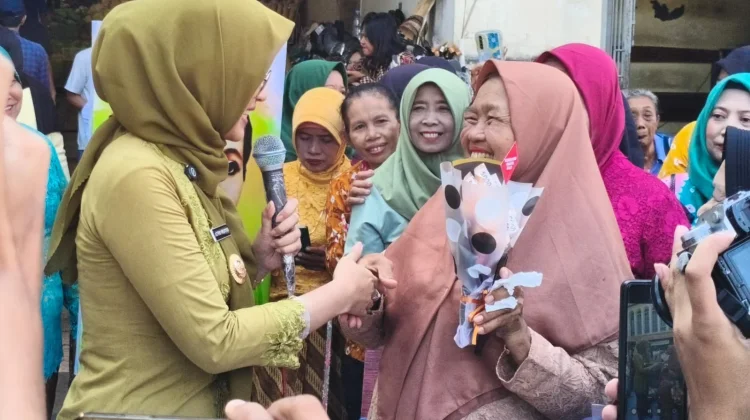 Kisah Ketangguhan Ibu Minah, 54 Tahun Mengabdi di Pasar Gede Solo