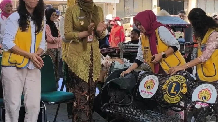 Percantik Pasar Gede, Lions Club Solo Meraki Hibahkan Kursi Taman