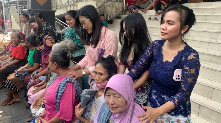 Keseruan Peringatan Hari Kartini  Berbagi Sembako-Pijat Kepada Buruh Gendong